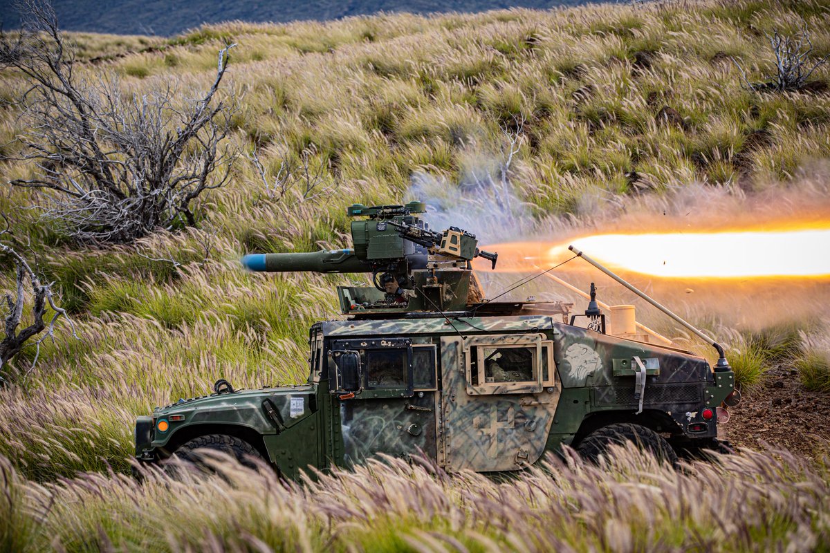 USARPAC's tweet photo. 2-35 Infantry Battalion, @3IBCTBroncos Soldiers conducted mounted and dismounted live fire exercises at Pohakuloa Training Area on the Big Island of Hawaii.
This exercise saw dismounted Soldiers clearing sight lines for #Humvees before utilizing direct-fire weapons. https://t.co/q2StDqPVe3