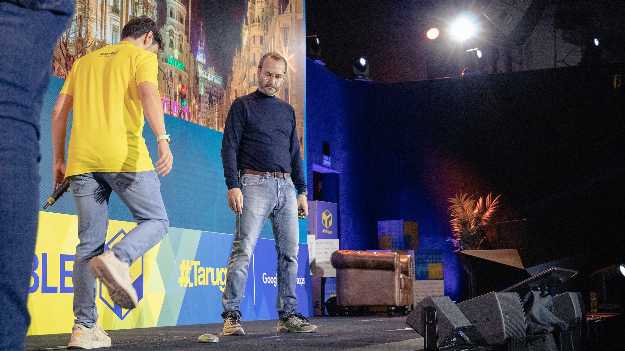 Foto de Joaquín Reyes en el escenario de la Tarugoconf caracterizado como Steve Jobs.