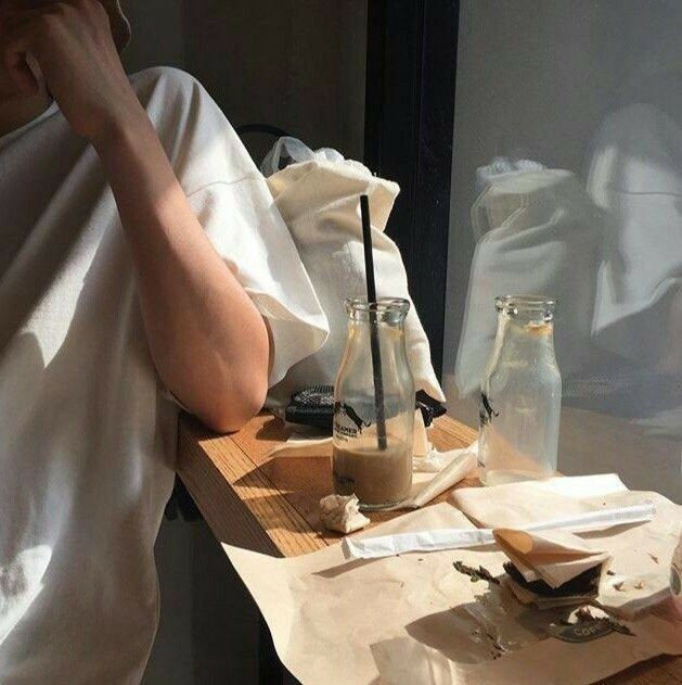 смейтесь громче.

и без смущения закрывайте рот тем, кто говорит вам стать тише, плакать в одиночестве, перестать смеяться и быть кем угодно, но не вами.

потому что ваша жизнь не должна зависеть от слов других.
и ваш характер не должен быть удобным.

хорошего дня.🖤