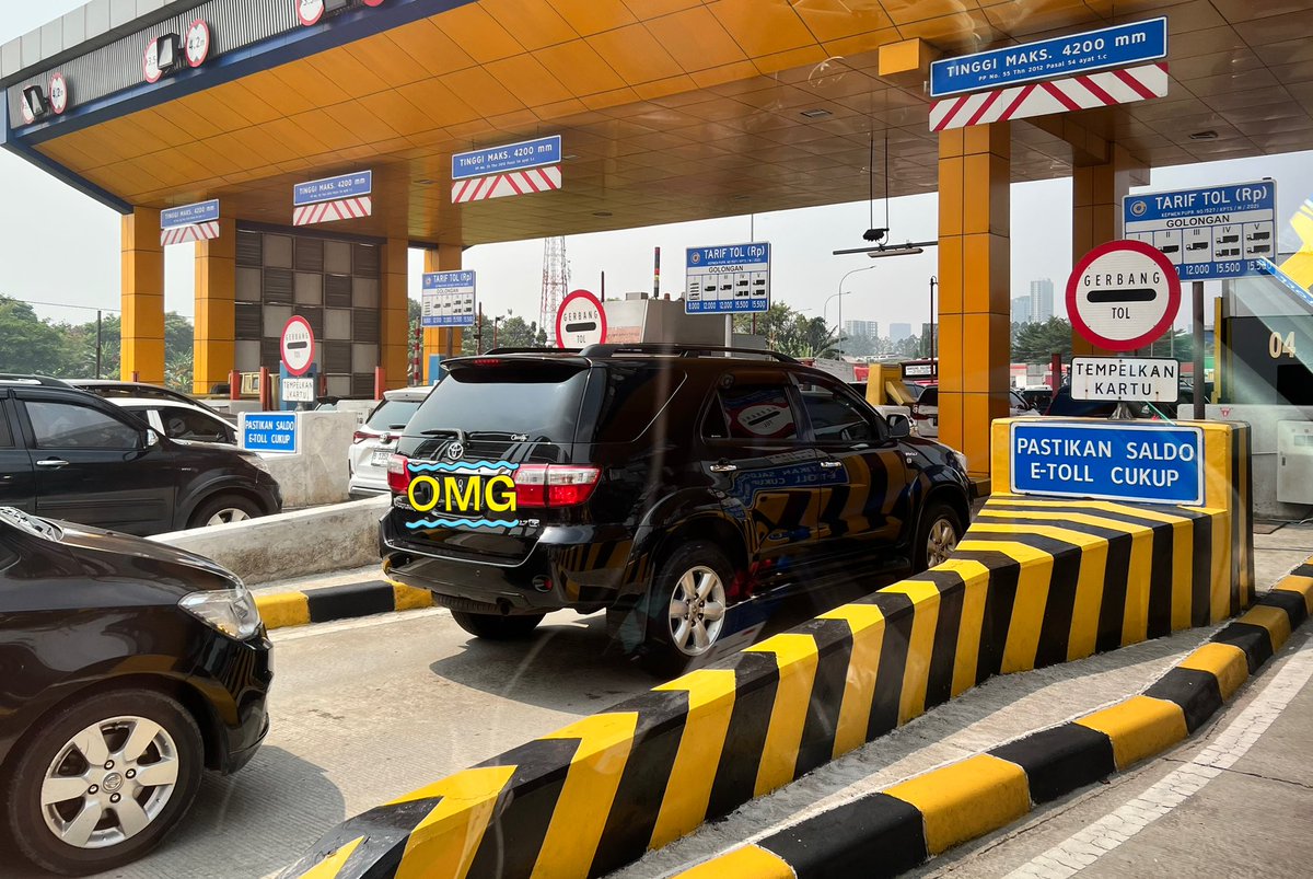 put16's tweet photo. Tol tangerang menuju tomang macet parah tolong @TMCPoldaMetro @PTJASAMARGA https://t.co/NW2CuKDka9
