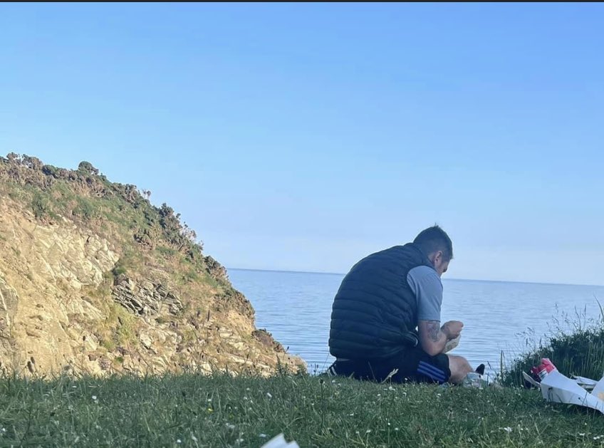 This man sat alone eating chips and looking out is one of the most inspirational people I wish I knew. 

Michael Dunlop’s brother, father & uncle were killed motorcycle racing. 24x winner of the deadliest race, Isle of Man TT. He’s still racing, still winning
#iomtt #roadracing