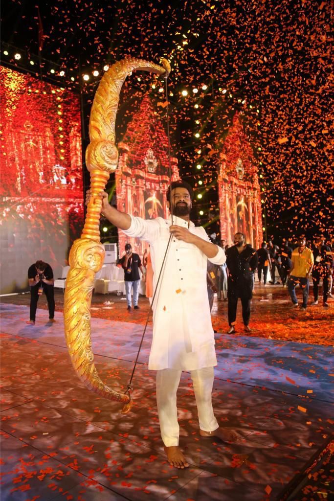 firstindiafilmy's tweet photo. #Adipurush Final Trailer: A visual spectacle that will leave you spellbound! Witness the presences of #Prabhas #KritiSanon #DevduttNage #SunnySingh #BhushanKumar #OmRaut #AjayAtul #ManojMuntashir

#Adipurush #Prabhas @omraut #SaifAliKhan @kritisanon @mesunnysingh #BhushanKumar https://t.co/Y2uZoqfFqJ