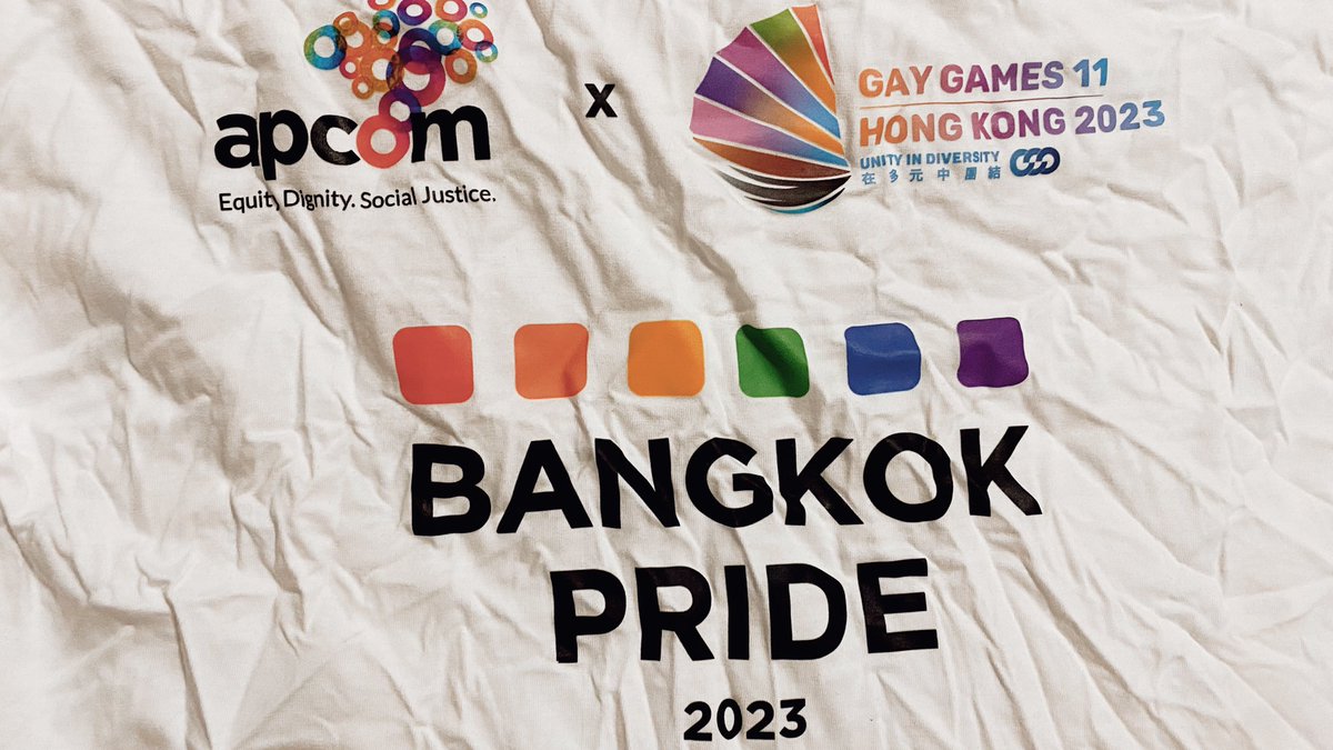 งาน Pride ปีนี้เลือกที่จะไปช่วยงานมูลนิธิ apcom ในงาน Pride มูลนิธินี้บางท่านอาจจะไม่รู้จัก แต่ถ้าพูดถึง TestBKK และซีรี่ย์ GAY OK BANGKOK หลายๆคนอาจจะรู้จัก อากาศร้อนมาก กว่าจะเดินขบวนไปจนถึงเซ็นทรัลเวิร์ลด์ก็คือปวดขาปวดตัวไปหมด แต่ก็เป็นประสบการณ์ที่ดีฮะ
