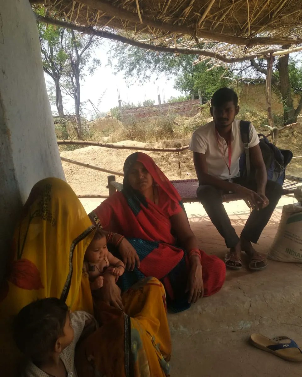 cmyipbhind's tweet photo. मुख्यमंत्री जन सेवा मित्र ब्लॉक लहार प्रवीण कुमार ने गांवों में जाकर सरकार की महत्वपूर्ण योजनाओ के बारे में गांव के लोगों को बताया और जागरूक किया 

#cmyip #cmyip_mp #mp #mukhyamantrijansevamitra #cmshivrajsinghchouhan #cmpypd #cmyip_bhind @CMYIP_ https://t.co/1ZQehQJciL