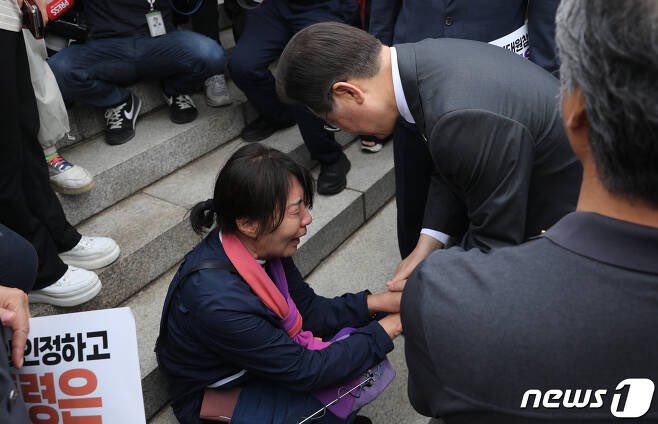 누가 대통령입니까

이태원 참사의 유족은 대통령이 누가되든 나와는 관련없는 일인줄 알았다며 주저앉으셨습니다.

이태원 참사의 수많은 의혹을 뒤로 하더라도, 대통령은 이태원 참사 유족을 찾아가 위로라도 해야하는 것 아닙니까?