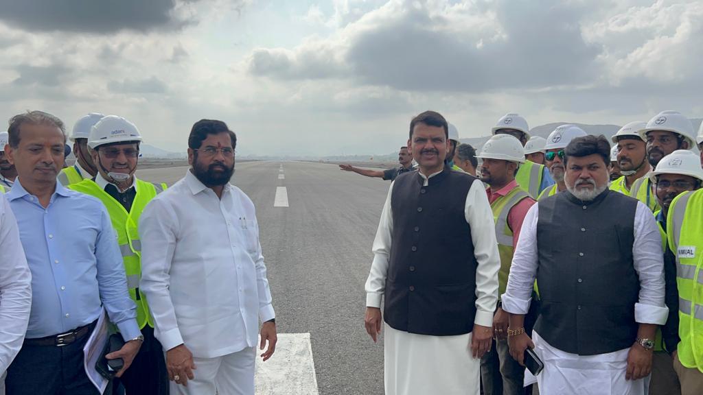 CMOMaharashtra's tweet image. मुख्यमंत्री @mieknathshinde आणि उपमुख्यमंत्री @Dev_Fadnavis यांनी आज सकाळी नवी मुंबई आंतरराष्ट्रीय विमानतळाच्या कामाची पाहणी केली. 
विमानतळाच्या टर्मिनल इमारत आणि इतर कामांचा आढावा घेतला. या विमानतळाच्या जागेची हवाई पाहणी करून धावपट्टीच्या कामाची स्थितीही मुख्यमंत्री,…