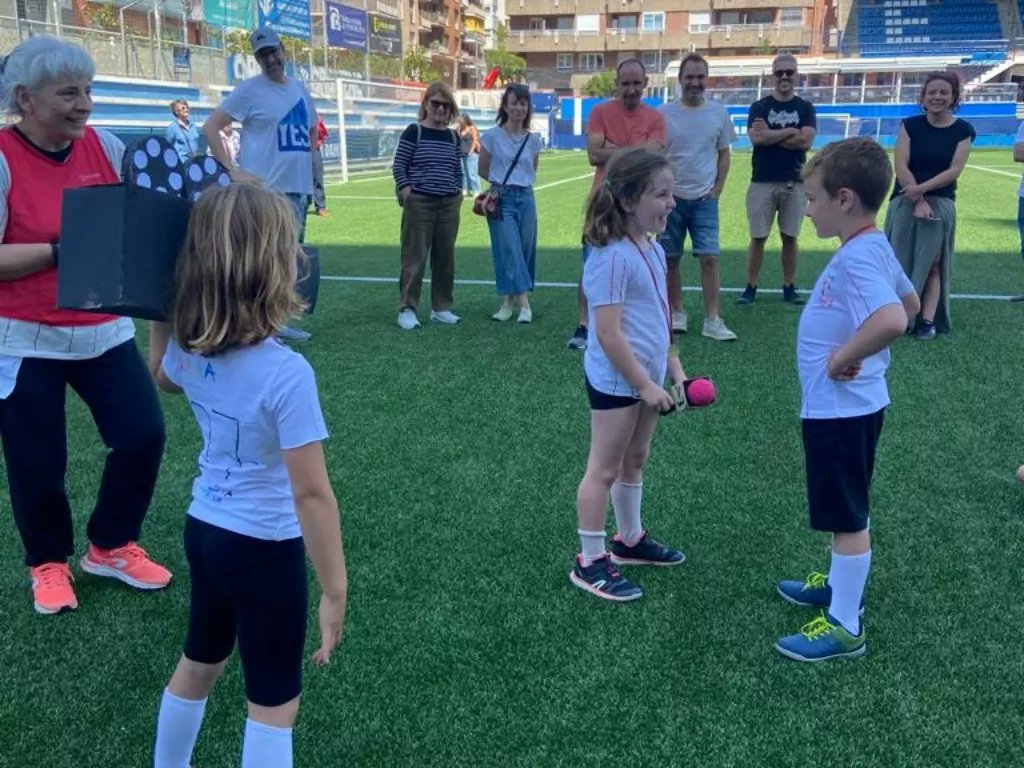 EscPublicaSAFA's tweet image. #1rA hem anat al camp de l'Europa per fer el tancament del projecte "El món del futbol". Hem fett activitats d'integració d'infants amb mobilitat reduïda i cecs i hem jugat un partit de futbol. Hem guanyat una copa!