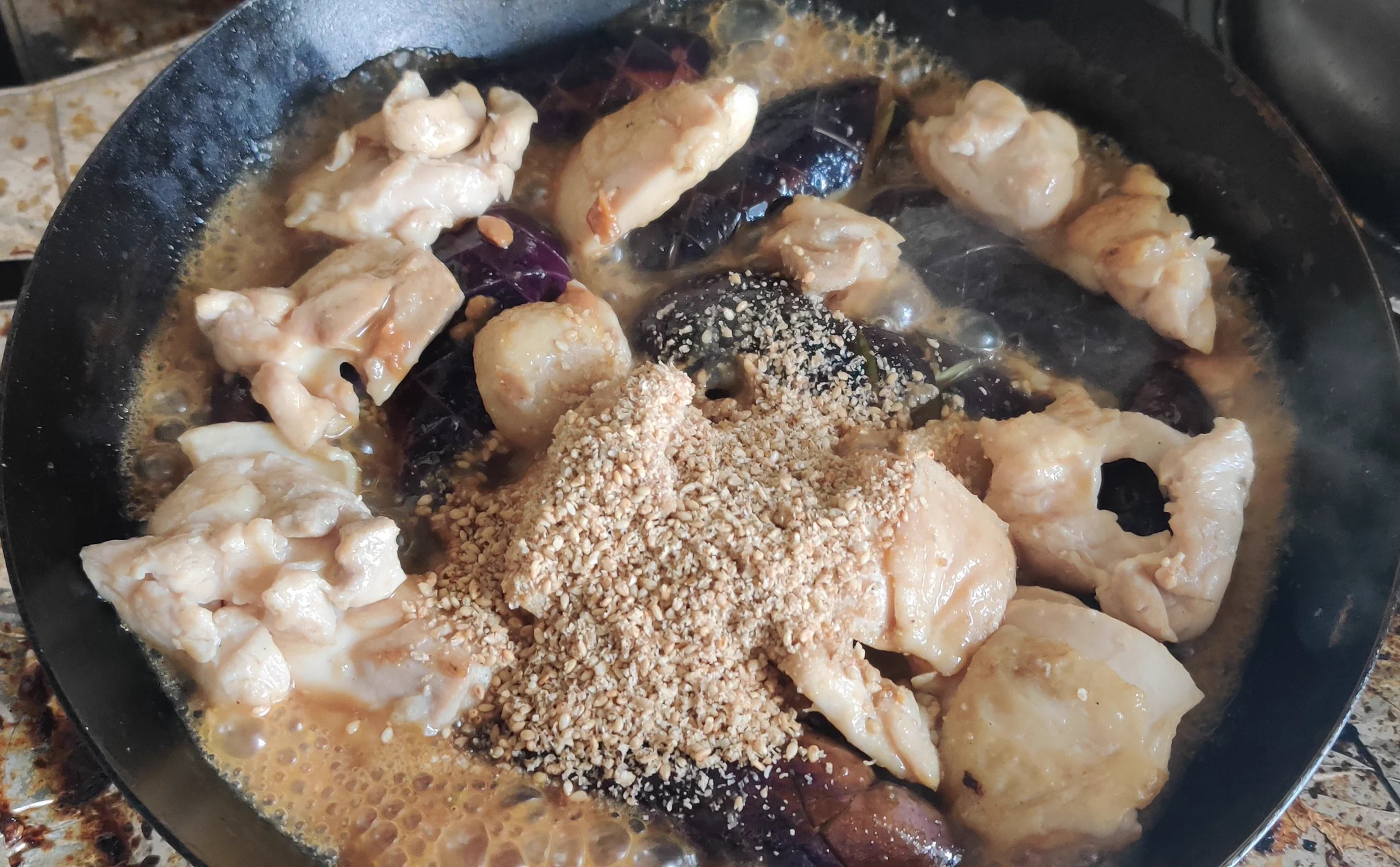 昼飯に作ったがめっちゃ美味い。一部のナスは切込み深くしすぎてバラバラになっちゃった。  
