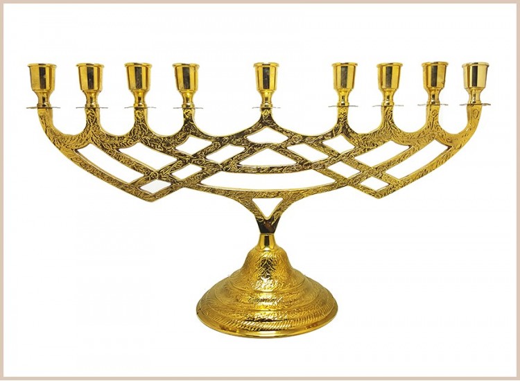 FABRICADO EN NUESTRAS INSTALACIONES-
Candelabro MENORAH o lámpara de aceite de nueve brazos, uno de los elementos rituales más importantes del judaísmo y asimismo uno de sus símbolos más antiguos.Acabado metal dorado-Tambien disponible en plata-niquel-y-oro-