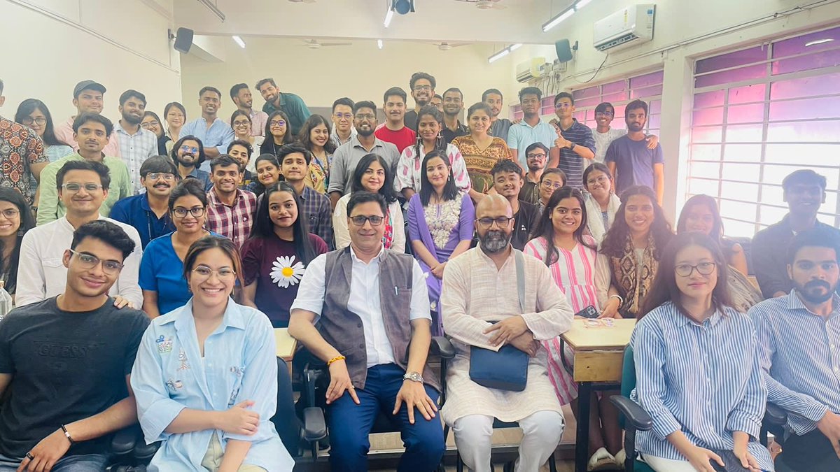 MinakshiKandwal's tweet photo. देश में पत्रकारिता के प्रतिष्ठित संस्थान @IIMC_India में एंकरिंग और ग्राउंड रिपोर्टिंग की वर्कशॉप के लिए जाना हुआ। एकेडेमिक्स में शानदार काम रहे पुराने सहयोगियों से मिलना हुआ। नये प्रोफ़ेसर्स मिले। मीडिया स्टूडेंट्स की ऊर्जा और समझ खूब प्रेरित करने वाली थी। कुल मिलाकर दिन बढ़िया संगत में बीता 😊