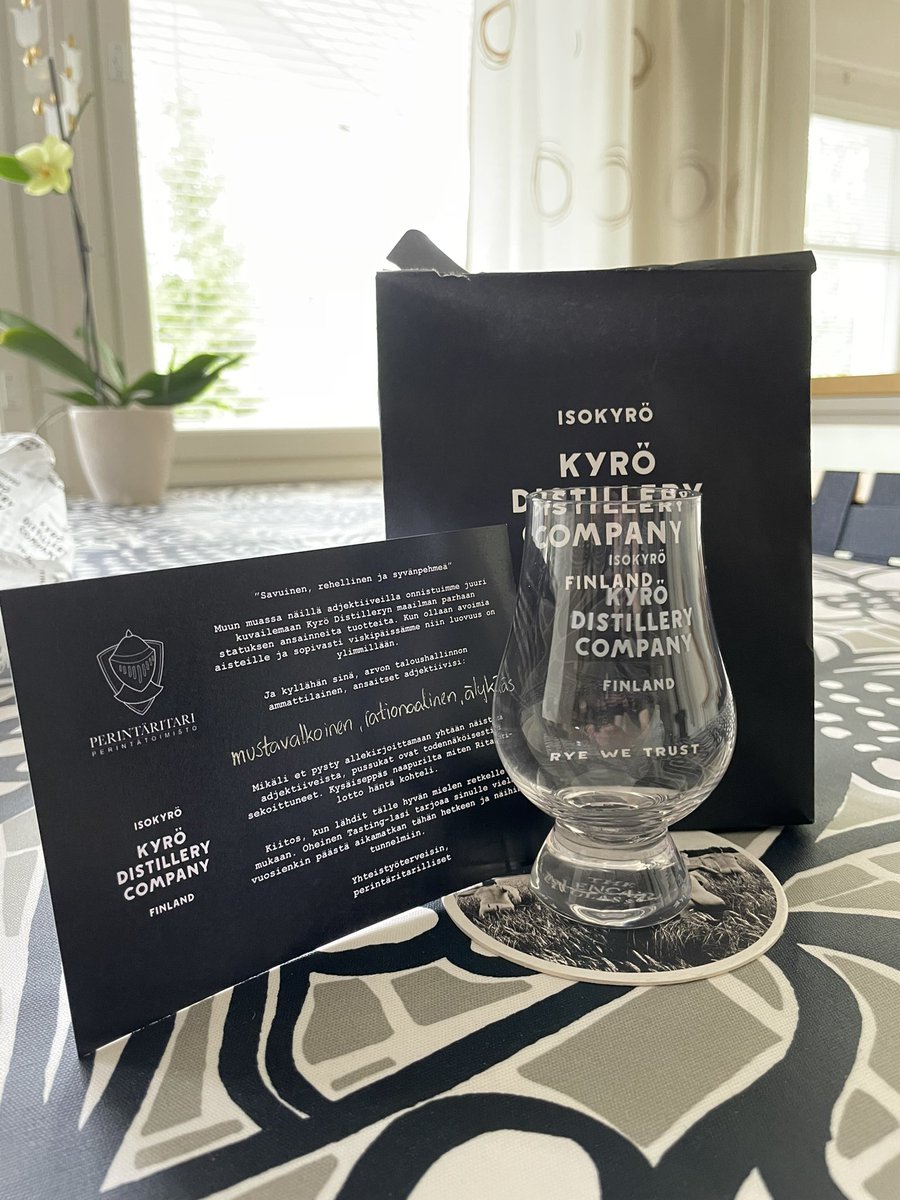 Perintaritari's tweet photo. Eilen avattiin @taloushallinto ’ kesäpäivät reissulla @Kyrodistillery ’n kotiin🥃

Halusimme elämyksen ja kokemuksen lisäksi antaa kaikille konkretiaa mukaan pienen pussukan muodossa. Viskin parhaat maut saadaan näin esiin myös kotisohvalla😊👍

#talkesäpäivät #oleritari https://t.co/O010MJBmVB