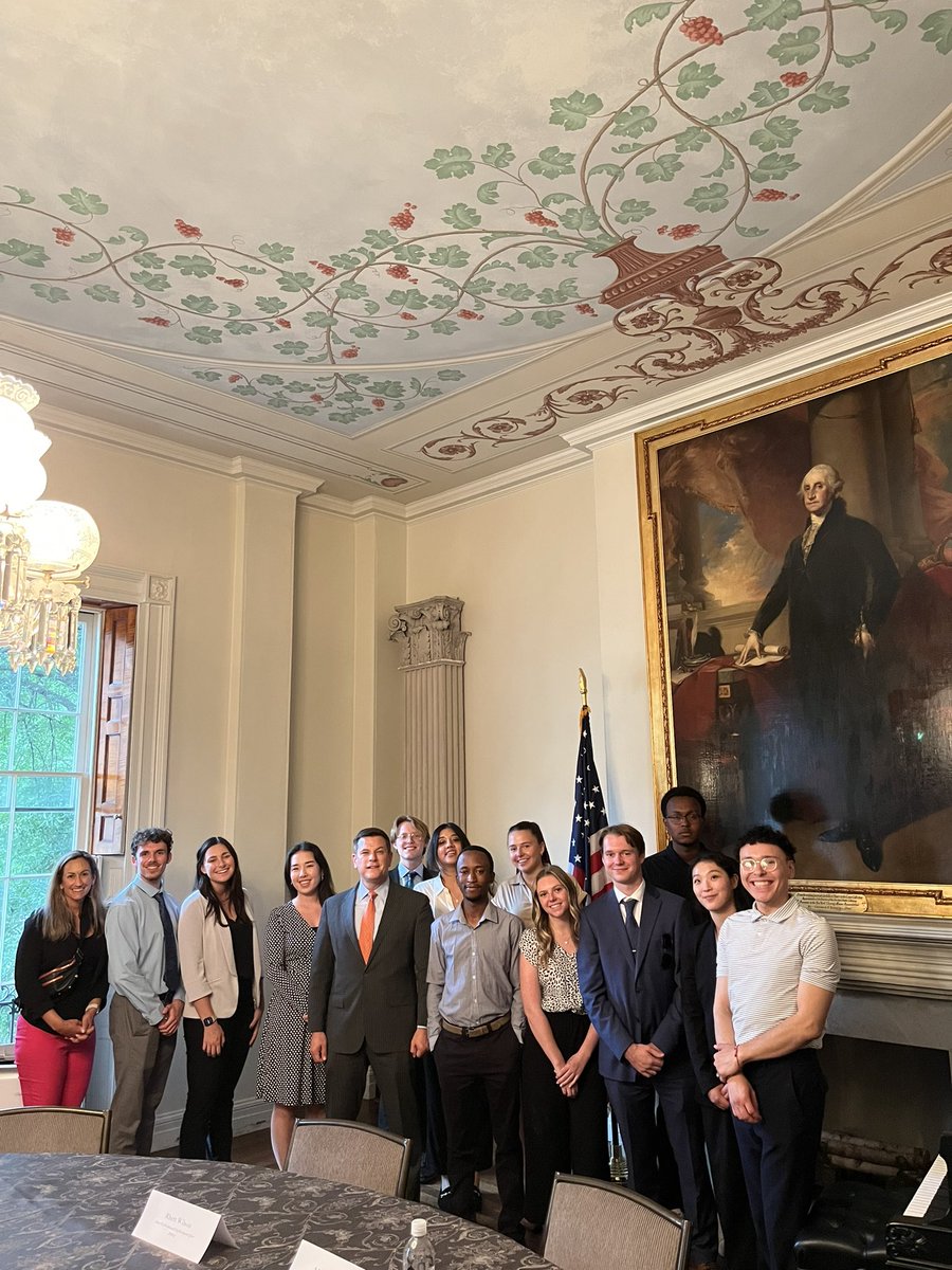 gswoodall's tweet photo. Cap Scholars had an amazing time at the #WHHA meeting w/ @WilsonRhett (a sun devil alum!) & @chefchefmatty. His stories working as chef & right-hand man for GW Bush inspired all. Rhett gifted Wendelβs cookbooks, βRecipes from the Presidentβs Ranch: Food People Like to eatβ to all https://t.co/Xs7XVSMxKL
