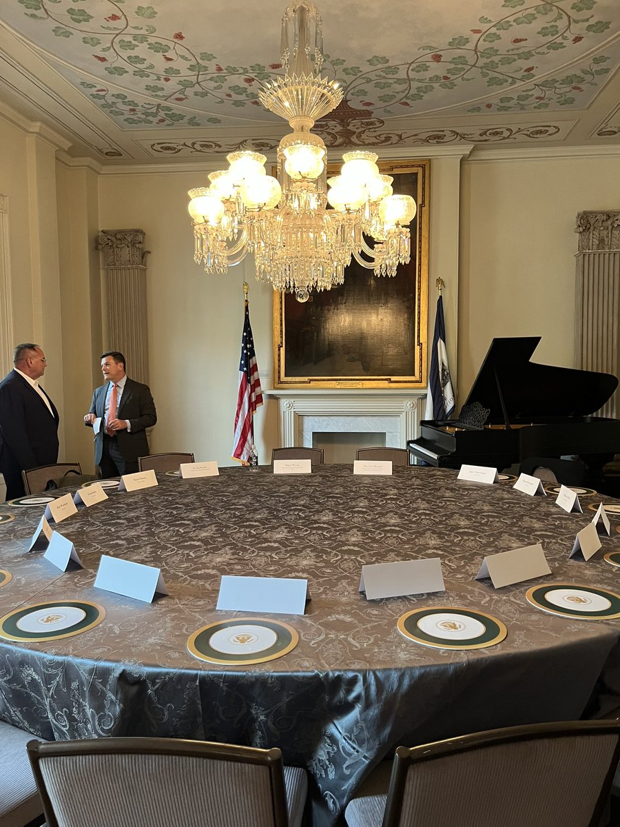 gswoodall's tweet photo. Cap Scholars had an amazing time at the #WHHA meeting w/ @WilsonRhett (a sun devil alum!) & @chefchefmatty. His stories working as chef & right-hand man for GW Bush inspired all. Rhett gifted Wendelβs cookbooks, βRecipes from the Presidentβs Ranch: Food People Like to eatβ to all https://t.co/Xs7XVSMxKL