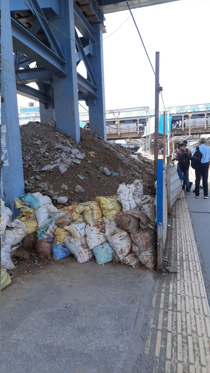 rutik14's tweet photo. @WesternRly since more than 15-20 days Debris is lying on the platform of #Andheri station. Is it gonna get clean? Plus no labours are working since past few days.  #mumbairailways #RailwayMinister https://t.co/MioOk7VLp9