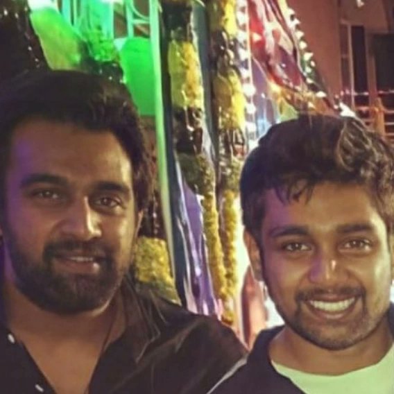 .@dhruva_sarjaa pays tribute to brother #chiranjeevisarja on his death anniversary 

#Sandalwood #Kannadafilmindustry #KFI #dhruvasarja #brotherhood