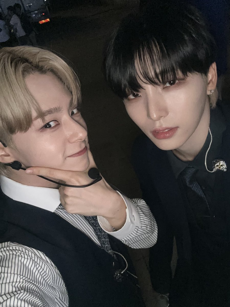 official_ONEUS's tweet photo. [#환웅]
행복하자 우리 행복하자아✨ https://t.co/F1Efe7WUq1