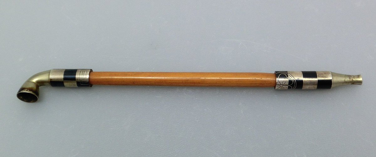 GTB_sword's tweet image. “市松地丸片喰紋源氏香図銀煙管”

19 世紀。銀と赤銅（しゃくどう）と呼ばれる金を混ぜた高級な合金で精緻な市松模様をつくり陰丸陰片喰（かげまるかげかたばみ）と源氏香の図が、精密に象嵌されています。
陰丸陰片喰は簡単に表現すると白抜きのデザインです。

#kiseru #silver #redcopper