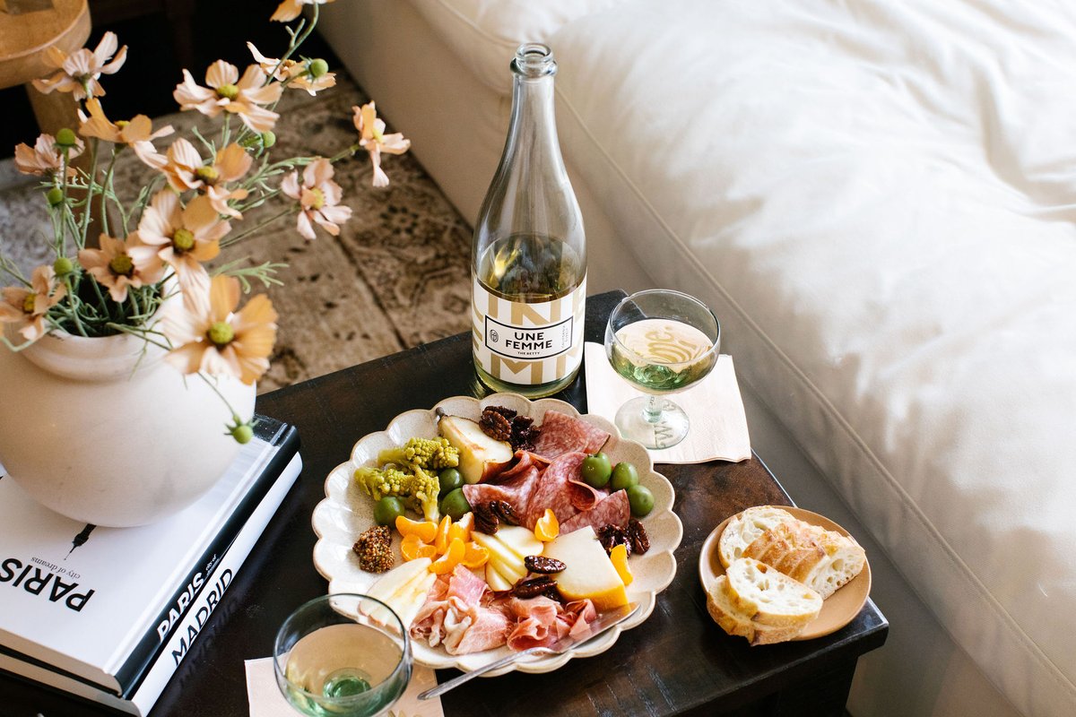 Need an excuse to gather your girlfriends?🥂

We're giving you discounts on bubbly, exclusive discounts from female-focused, mission-aligned partners, and hosting inspo. 

All you have to do is submit your info and we'll follow up with the deets. 👇

unefemmewines.com/pages/project-…