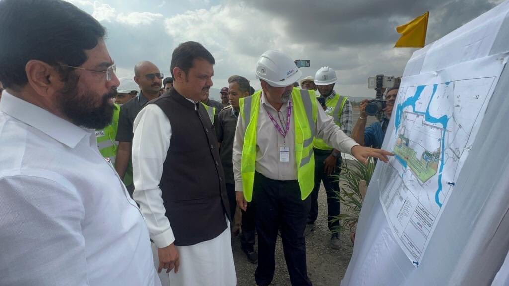 mieknathshinde's tweet image. यावेळी या विमानतळाच्या टर्मिनल बिल्डिंगचे काम तसेच इतर कामांची आढावा घेतला. तसेच या विमानतळाच्या जागेची हवाई पाहणी करून धावपट्टीचे काम कितपत झाले आहे हेदेखील जाणून घेतले.