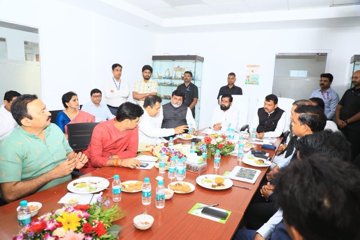 mieknathshinde's tweet image. यावेळी या विमानतळाच्या टर्मिनल बिल्डिंगचे काम तसेच इतर कामांची आढावा घेतला. तसेच या विमानतळाच्या जागेची हवाई पाहणी करून धावपट्टीचे काम कितपत झाले आहे हेदेखील जाणून घेतले.