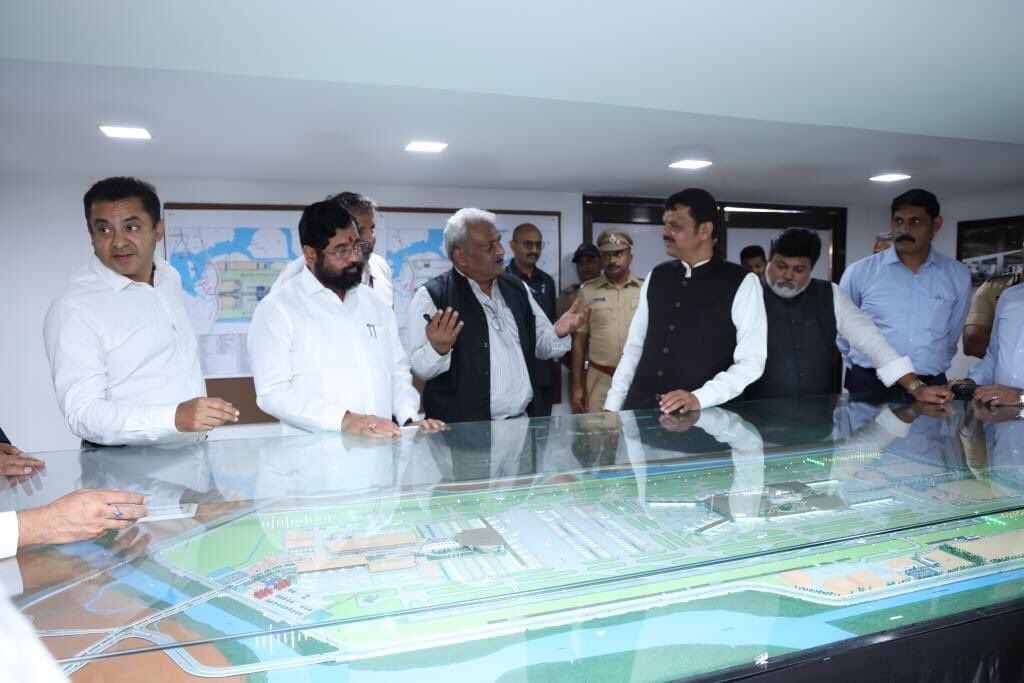 mieknathshinde's tweet image. यावेळी या विमानतळाच्या टर्मिनल बिल्डिंगचे काम तसेच इतर कामांची आढावा घेतला. तसेच या विमानतळाच्या जागेची हवाई पाहणी करून धावपट्टीचे काम कितपत झाले आहे हेदेखील जाणून घेतले.