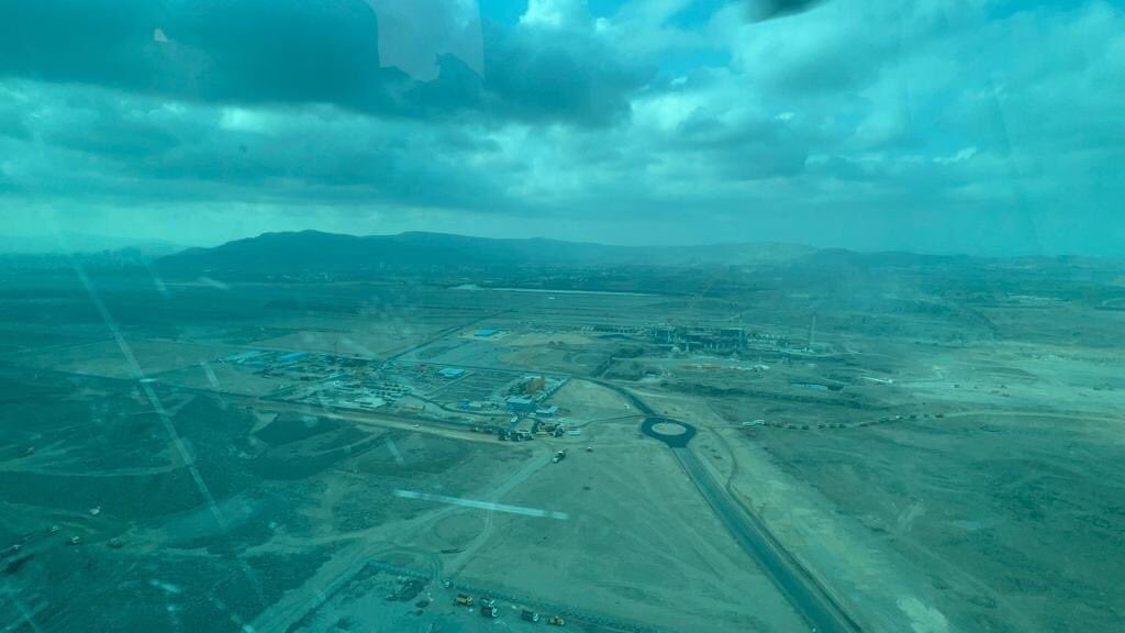 mieknathshinde's tweet image. यावेळी या विमानतळाच्या टर्मिनल बिल्डिंगचे काम तसेच इतर कामांची आढावा घेतला. तसेच या विमानतळाच्या जागेची हवाई पाहणी करून धावपट्टीचे काम कितपत झाले आहे हेदेखील जाणून घेतले.