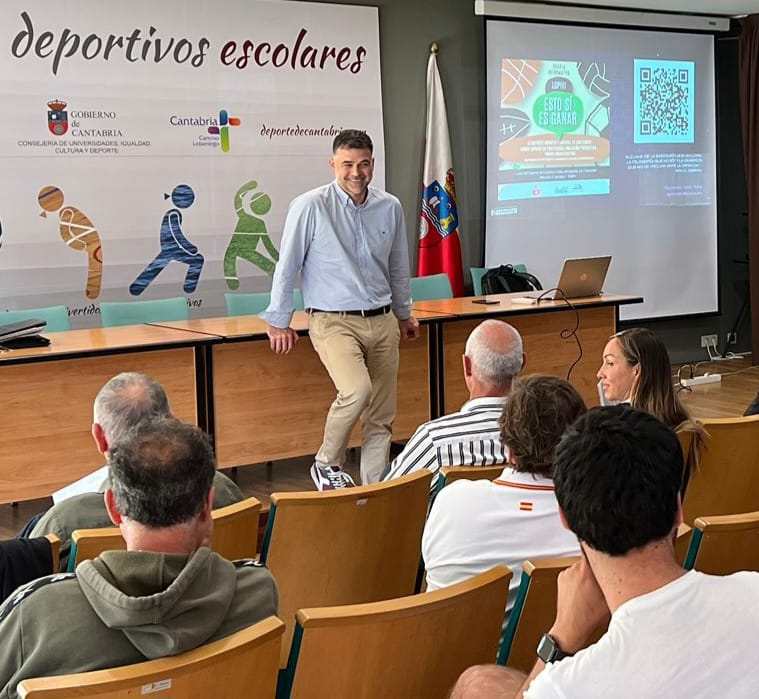 FundacionEDEX's tweet photo. Nuestro compañero Gonzalo Silió @zalosilio , al frente de la iniciativa #EDERTO para la protección de la #infancia y #adolescencia en el #deporte impartió ayer la 2ª sesión para la Federación cántabra de #tenis @DeportesGobCant, con quienes iniciamos hoy el curso on-line 🎾💻 https://t.co/ewzDEbINMh