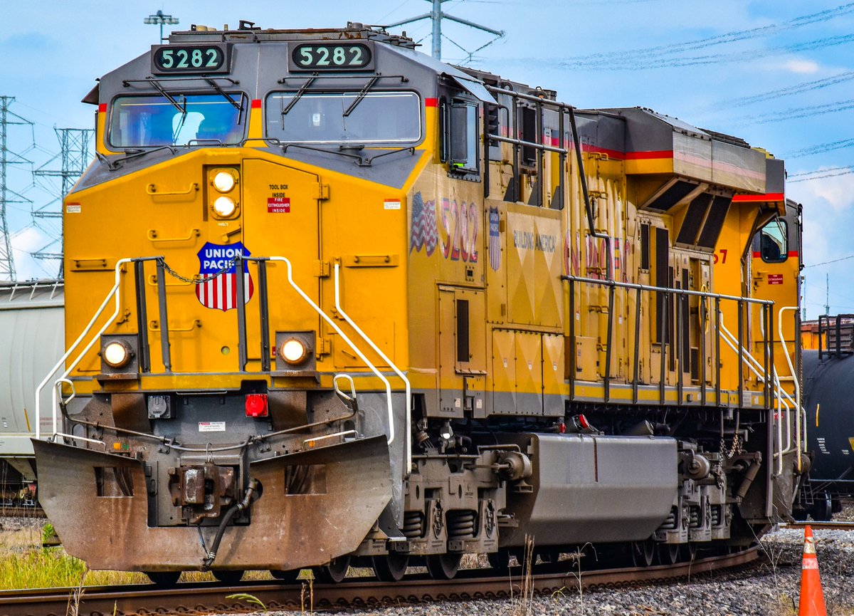 This repainted GE ES44AC (Unit 5282) from @UnionPacific leads a manifest through Tower 87 in Houston, Tx.  #Train #Trainphotos #Trainphotography #Railphotos #Railphotography #Railfanning #Railroad #Houston