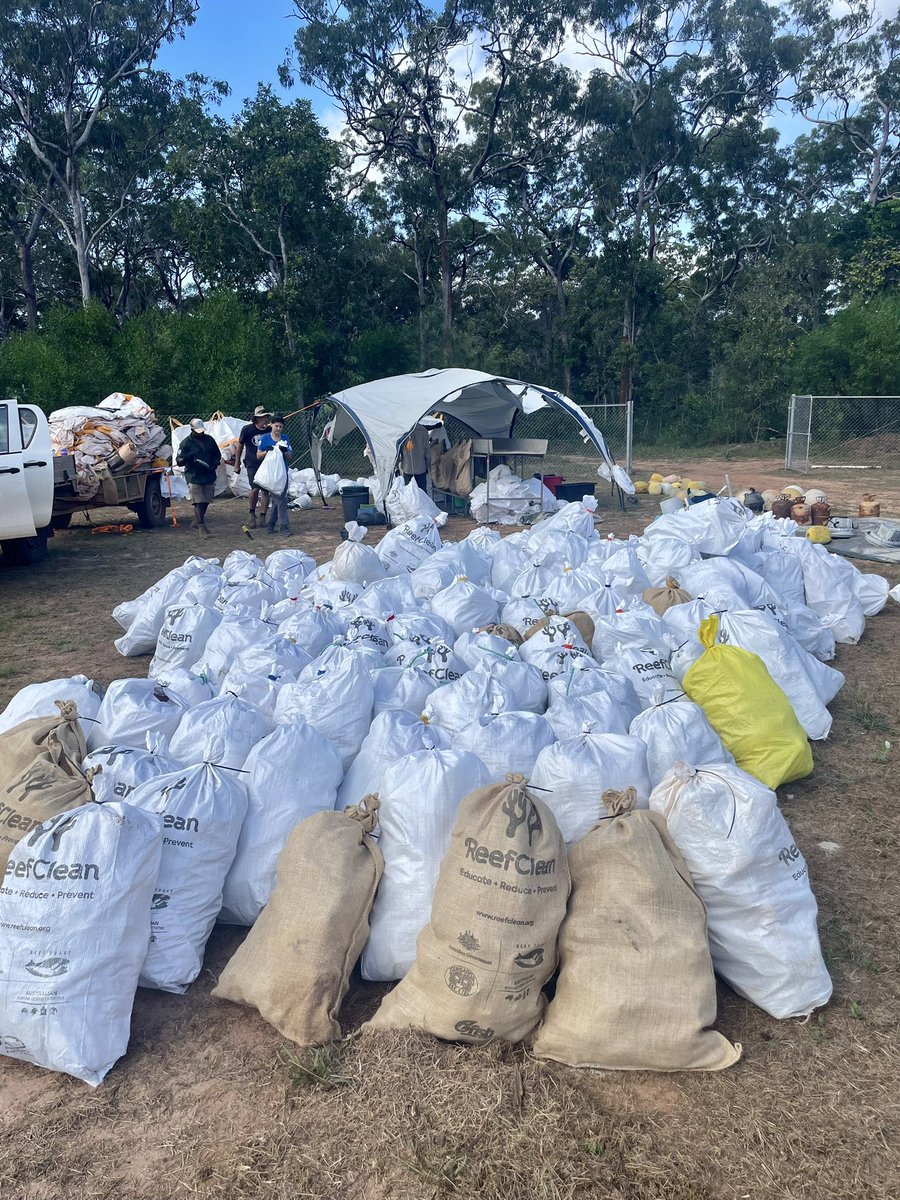 I have just finished the most incredible experiences of my #PhD. 🚁 Working together with @TangaroaBlue and the Wutathai Custodians we completed Australia’s first helicopter beach clean! 🚁 🗑️10.8 tonnes of #marinedebris removed 🪢 inc 1.3 tonnes rope & net and 🔄 300000 items