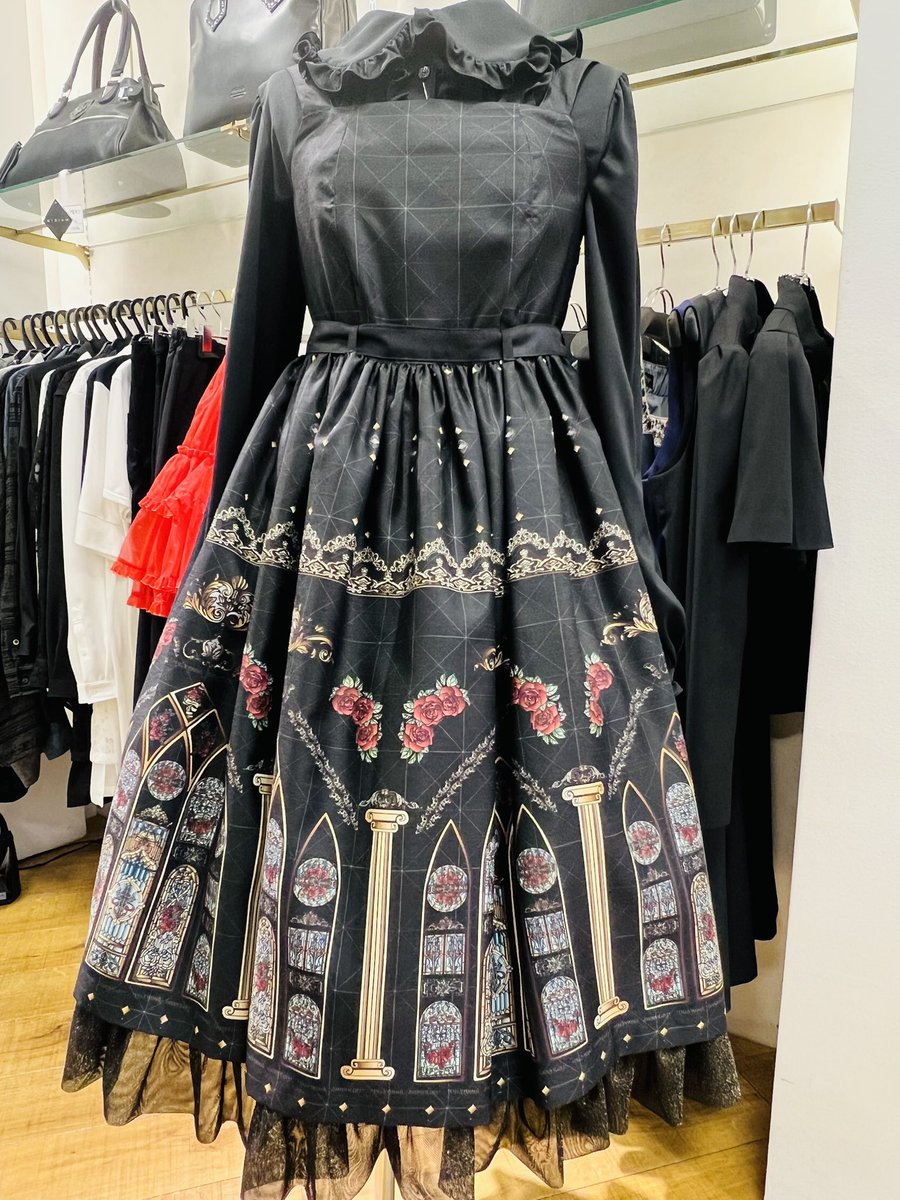 cross_fkym's tweet photo. Funny Fairy🪽

再入荷いたしました🔥

ヴィトライユJSK
　BLACK
 ¥24.000-

繊細なステンドグラス柄のJSKです✨
少し長めな丈感です👏🏻
どこから見ても素敵な1枚です😊 https://t.co/zmqMvqZ44q