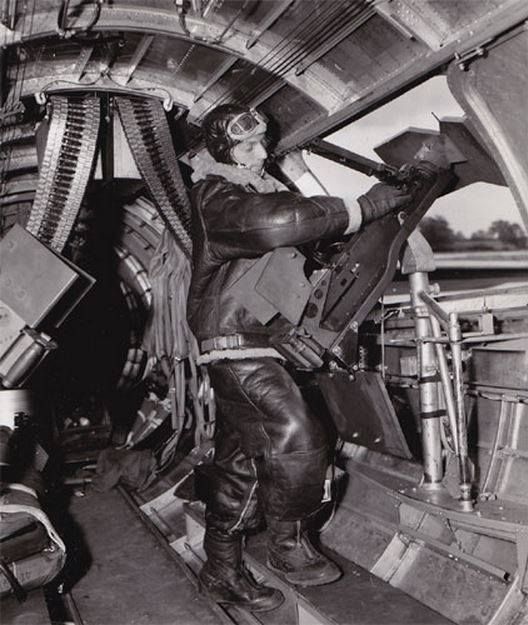 Dangerous work. The waist-gunner of a B-17 Flying Fortress. planehistoria.com/flying-fortres…

 #aviation #aviationlovers #aviationphotography #aviationdaily #aviationgeek #planes #planehistoria #history #twitterhistorian #aviationhistory