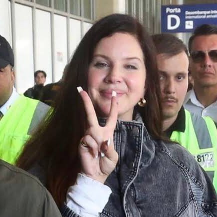 poptime's tweet photo. 🚨 AGORA: Lana Del Rey simplesmente desembarcou em Manaus pra curtir um pouquinho da Amazônia! 🗣️❤️ https://t.co/obHwvv0z0W