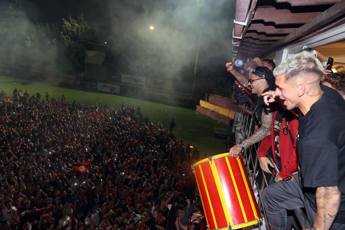 GalatasaraySK's tweet photo. 📍 Florya

İşte taraftar! İşte ŞAMPİYON! 

#ŞampiyonGalatasaray #MayıslarBizimdir https://t.co/fyq6zn40Ga