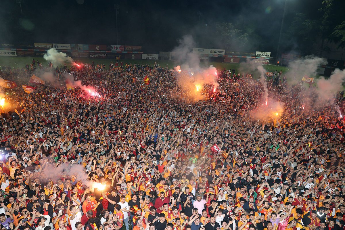 GalatasaraySK's tweet photo. 📍 Florya

İşte taraftar! İşte ŞAMPİYON! 

#ŞampiyonGalatasaray #MayıslarBizimdir https://t.co/fyq6zn40Ga