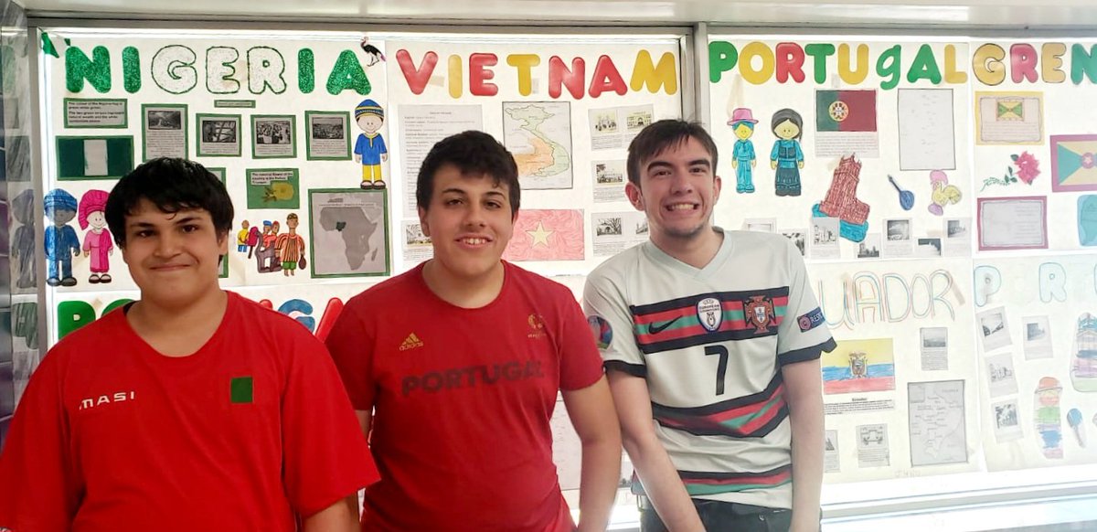 romeroraiders's tweet photo. Ms. Ratz's students made some wonderful displays for Multicultural Week! Thank you for sharing all of the delicious food with us today as well! ❤️
#DDME
#RomeroChaplaincy https://t.co/oiMojVMZqf