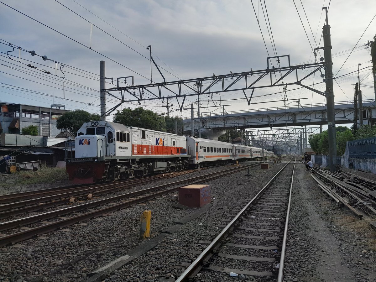 wira1517's tweet photo. Thank you Gapeka 2021.
If : CC 201 83 08 JR ft K.A 292 Bengawan (Pasar Senen Jakarta - Purwosari).
#fotosepur
#keretaapikita
#gapeka2021
#metamorfosa
#photographer
#bengawan
@KAI121
@keretaapikita
@jalur5_
@GM_MarKA
@jurnalrailfans
@JavatrainID
@EdanSepurID
@mas_didiek https://t.co/eQJcwvizVR