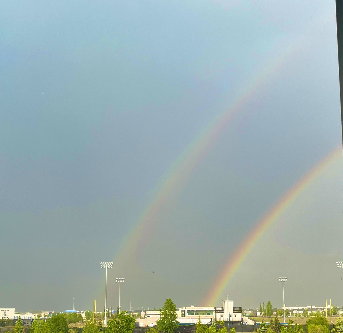 Captaincoby00's tweet photo. Mother Nature doing her part to piss of Albertans tonight https://t.co/ljaojfugg7