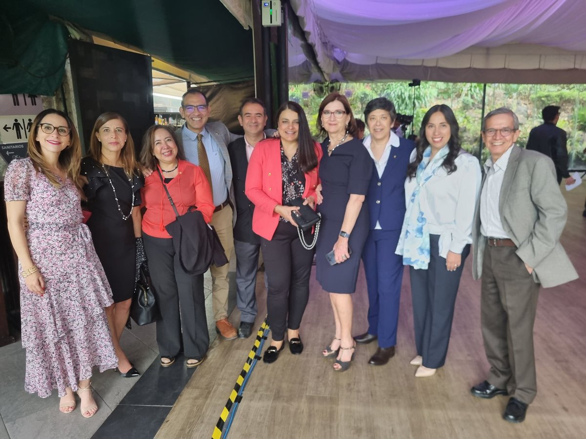 muliv_oficial's tweet photo. 👩🏻 Las #SociasMuliv @Lorenamercadoa1, @marisolbelo80, @marielzuniga_ apoyando la toma de protesta de la Arq. Adriana Valdés Krieg (@avaldesk1) como VP del @colegiodearqs. https://t.co/EXHLKJxgSs