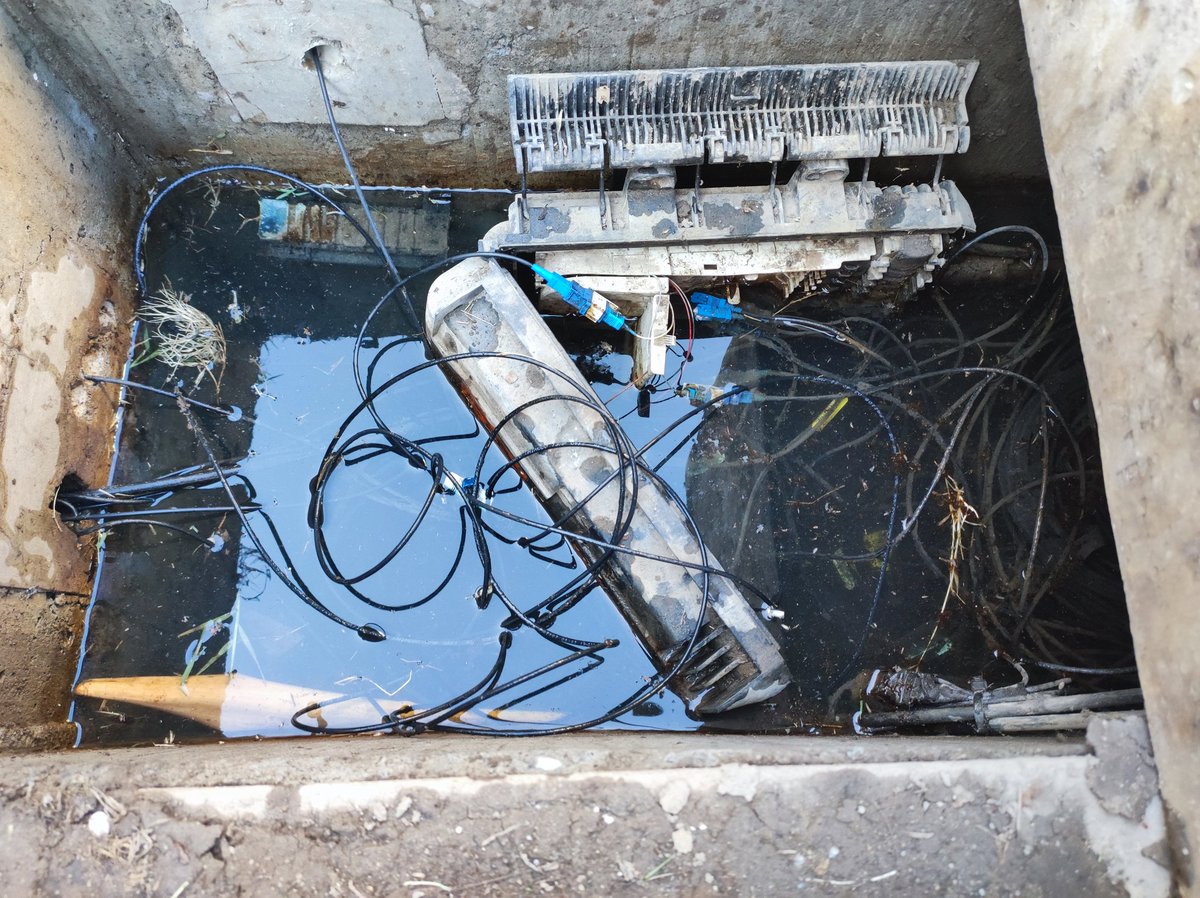 kikekabuto's tweet photo. @TELMEXSoluciona AYUDA
No. Reporte 47692615
Tengo ya meses que falla mi servicio, vienen, desconectan a un vecino para "reparar", luego ese vecino reporta y lo mismo.
Sus registros están todos inundados. Terminales dañadas.
Cómo debo reportar para que lo arreglen definitivamente? https://t.co/tNlzbUKSUQ