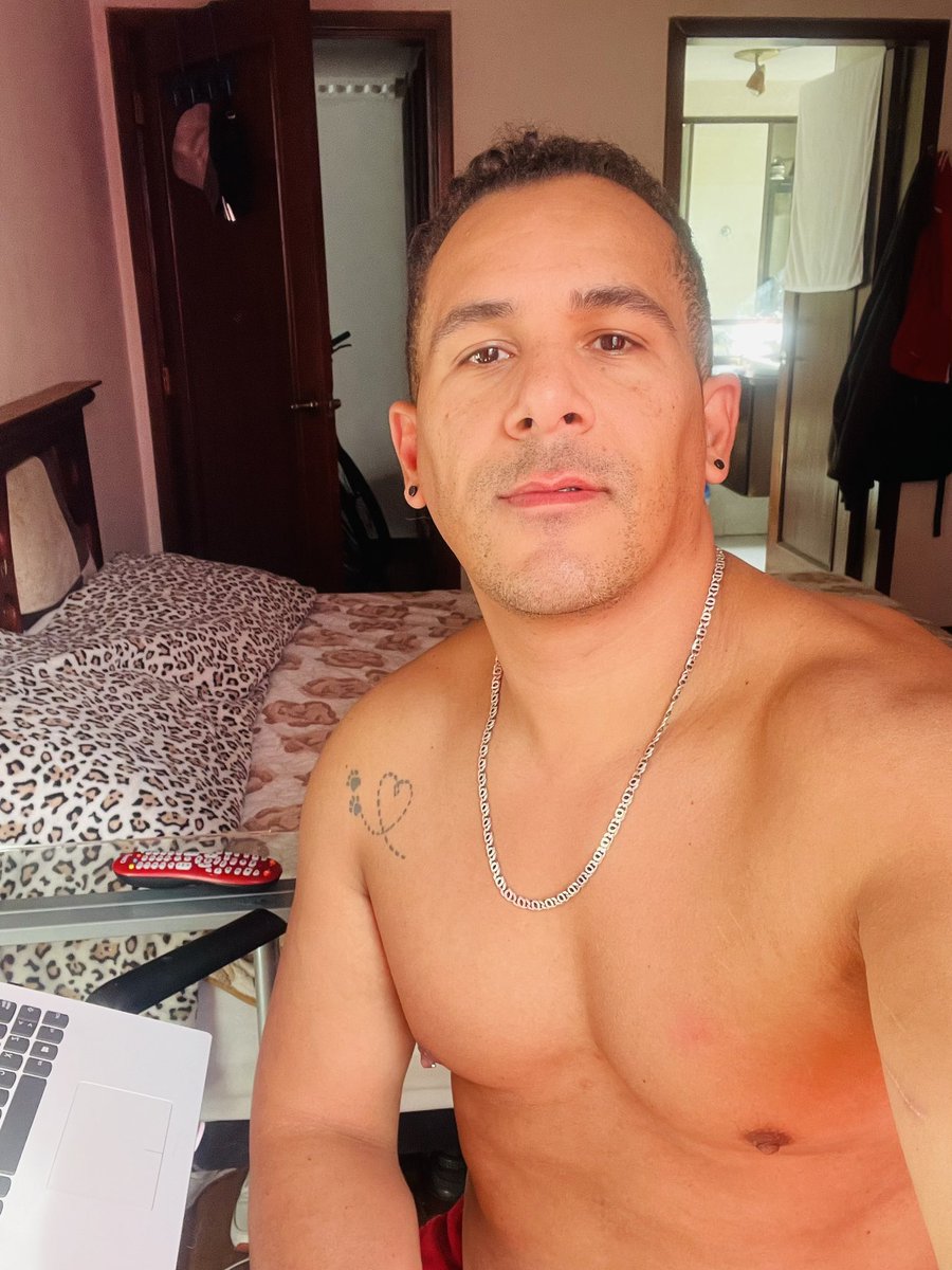 juansierra911's tweet photo. Loqueando en casa jejje #quito #soltero #Vzla https://t.co/2kZumdBmkG