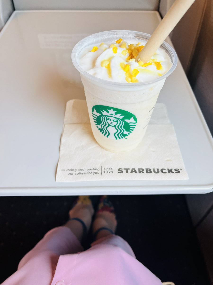 明日から６月^_^
早いなぁ。。

今日から新作♪
レモンケーキフラペチーノ🍋
上のホイップは半分にしてもらいました〜
ごちそうさまです♡ https://t.co/oqapgSSJAW