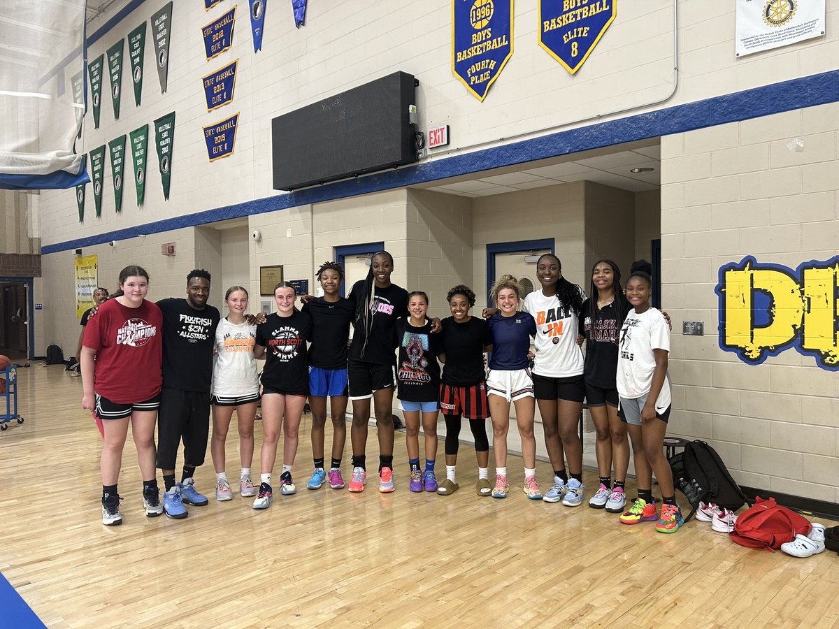 Had a great time with @CourtFlourish  !!!Getting  to hoop with some of the biggest faces you’ll be seeing soon..😈@lorenaawouu @Journey_Renae @BourrageDivine @Jossyj22 @chrislyncarr @KyraTay49125498 @MariahT0303 @Destaneegray15