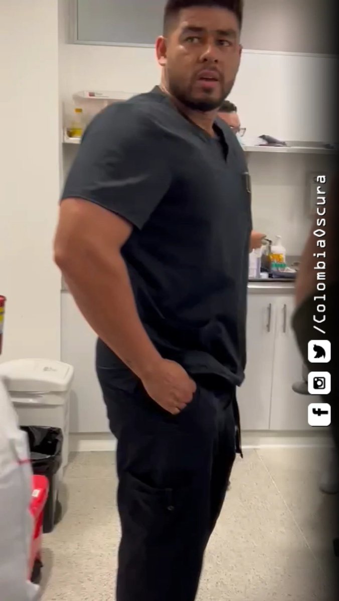 ColombiaOscura's tweet photo. Nos envían más imágenes de lo ocurrido en Apartadó con niña que agonizaba a las afueras de Clínica Panamericana. Una doctora se enfrentó al médico que no le daba la gana de atender a la menor. Incluso se observa que el incompetente agrede a la funcionaria que le reclamaba 🤬🤬🤬 https://t.co/ouqERW5FMu