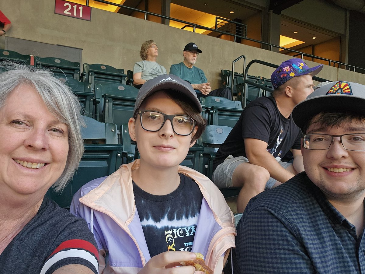 pate_al's tweet photo. Family enjoying the Dback game!!!! #Dbacks https://t.co/Nhh4ZwpU0X