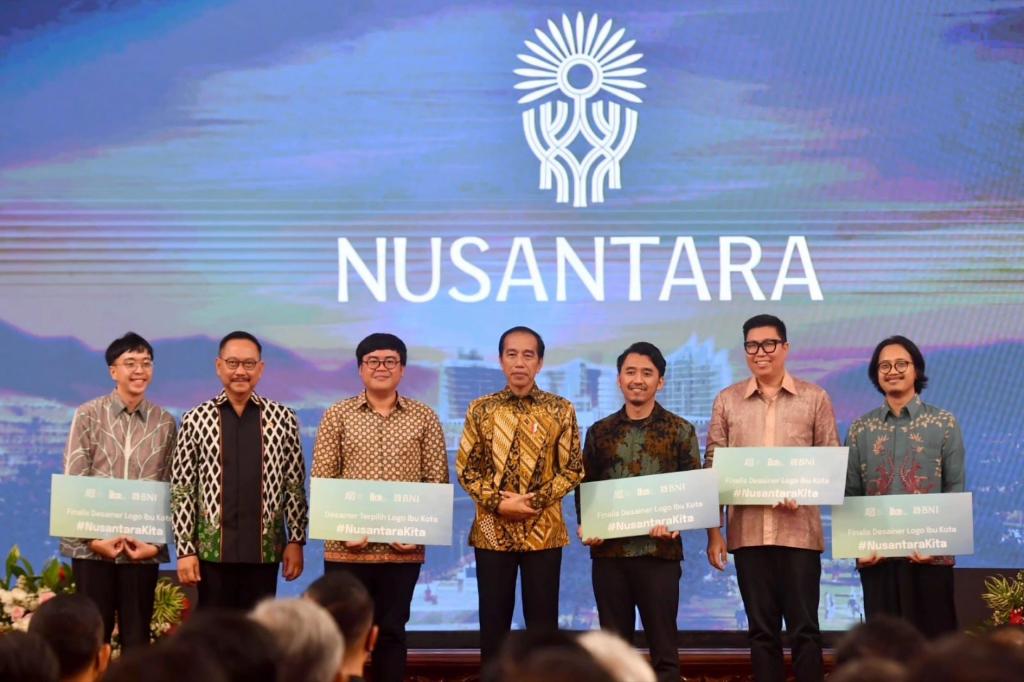 jokowi's tweet photo. Di dalamnya ada filosofi yang sejalan dengan semangat pembangunan IKN, menumbuhkan rasa bangga dengan jati diri bangsa Indonesia sebagai negara dan bangsa besar dan majemuk. Juga diharapkan dapat menggugah kesadaran masyarakat untuk menjaga alam, lingkungan, beserta ekosistemnya. https://t.co/BaY57DnFSm