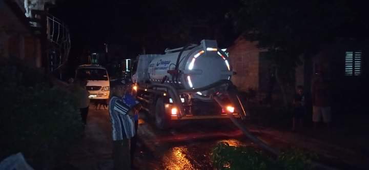 #Ahora La UEB #Holguín Acueducto y Alcantarillado trabaja obstrucción en Calle Carlos Hidalgo esq. Rafael Trejo, situación compleja que afecta más de 60 viviendas en el Reparto Alcides Pino.