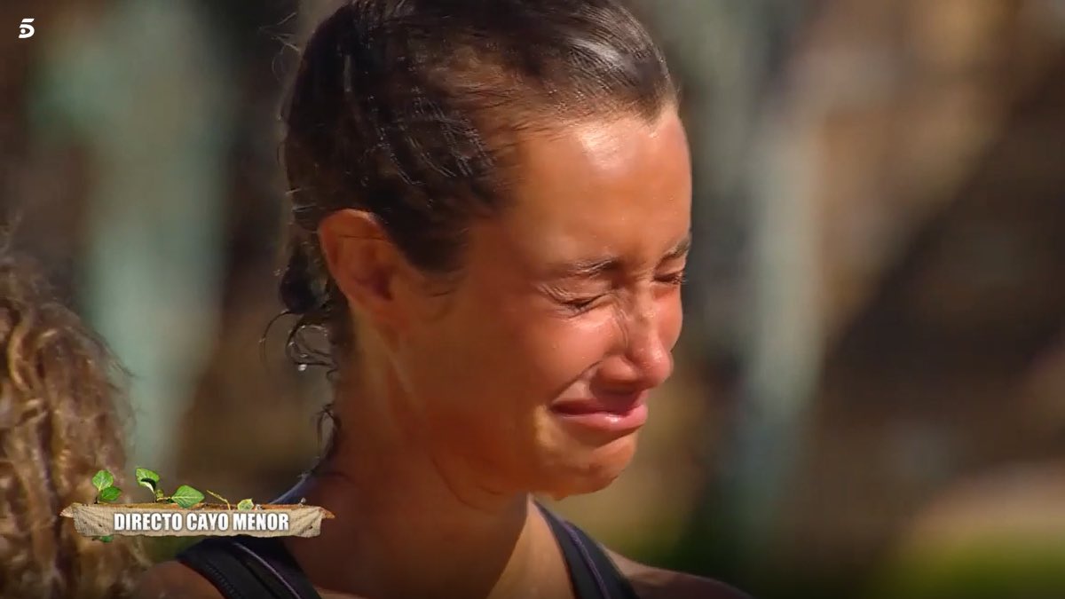 Adara, niña de las rotondas, reina de las manipulaciones, de las estrategias y de no hacer nada, señora de los carpetazos, rompedora de amistades, azafata sin idiomas, madre mía madre mía. 
#TierraDeNadie13