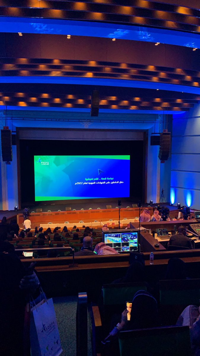 ovii_p's tweet photo. #حفل_الحاصلين_على_الشهادات_المهنية 💙💙 https://t.co/LvS5G3HBYw