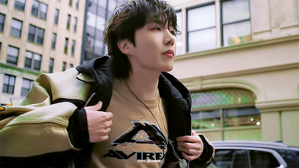 218DH's tweet image. still on the street with you 💚#호석