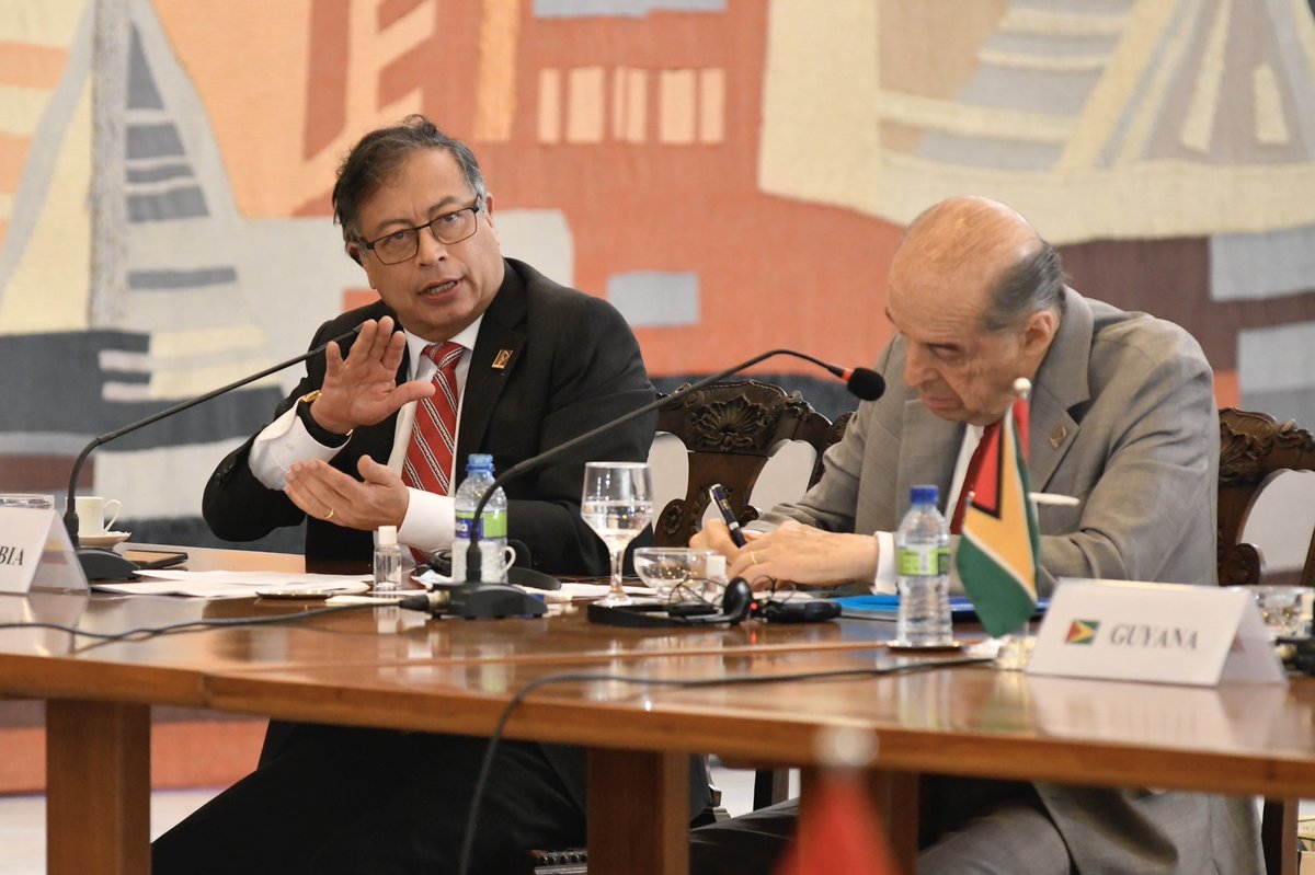 petrogustavo's tweet photo. Se ha vuelto a reunir América del Sur despues que destruyeron su unidad. Presidentes de varias vertientes ideológicas recomienzan un proceso de integración.

Logramos hacer que la propuesta de cambio de deuda pública por acción climática sea la propuesta de Suramérica. https://t.co/lacmigUwAV